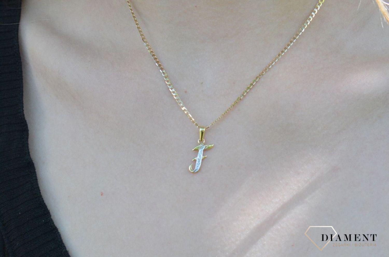 Złota zawieszka 585 literka F ozdobiona cyrkonią Z-98 F Literka. Personalizowana zawieszka to doskonały pomysł na prezent dla każdej kobiety. Zawieszka z literą ze złota. Prezent na komunię dla dziewczynki..jpg